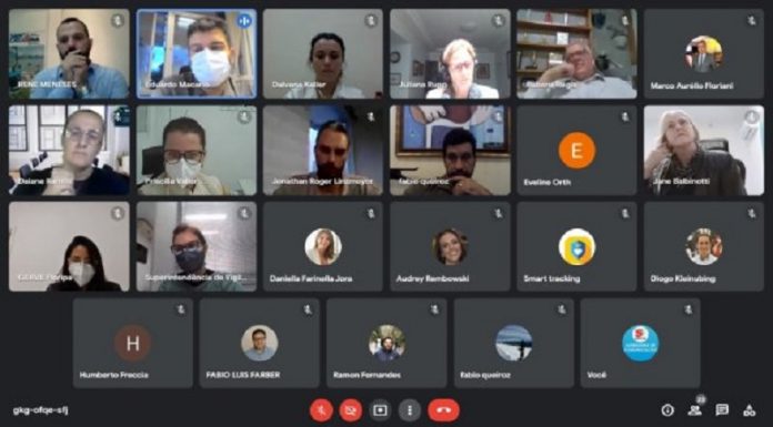 Reunião discute protocolo para eventos testes em Santa Catarina Uma tela de computador mostra várias janelinhas com os participantes da reunião da Santur para falar dos eventos testes e seus protocolos.