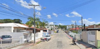 Imagem da rua em Forquilhas que passará por obras de pavimentação. A rua tem paralelepípedos e o céu está azul.