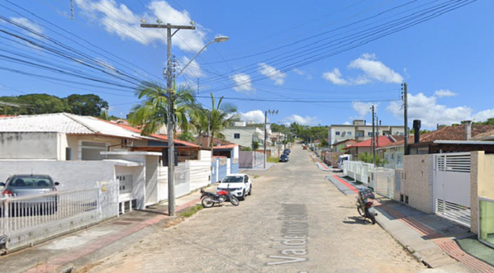 Rua Valdemar Schmidt, em Forquilhas, será interditada para pavimentação Imagem da rua em Forquilhas que passará por obras de pavimentação. A rua tem paralelepípedos e o céu está azul.