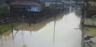 rua alagada em são josé - diversas cidades de sc registram alagamentos por conta das chuvas de 9 de junho