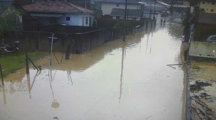 rua alagada em são josé - diversas cidades de sc registram alagamentos por conta das chuvas de 9 de junho