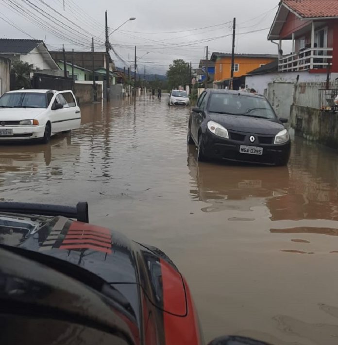 Ruas alagadas em São José