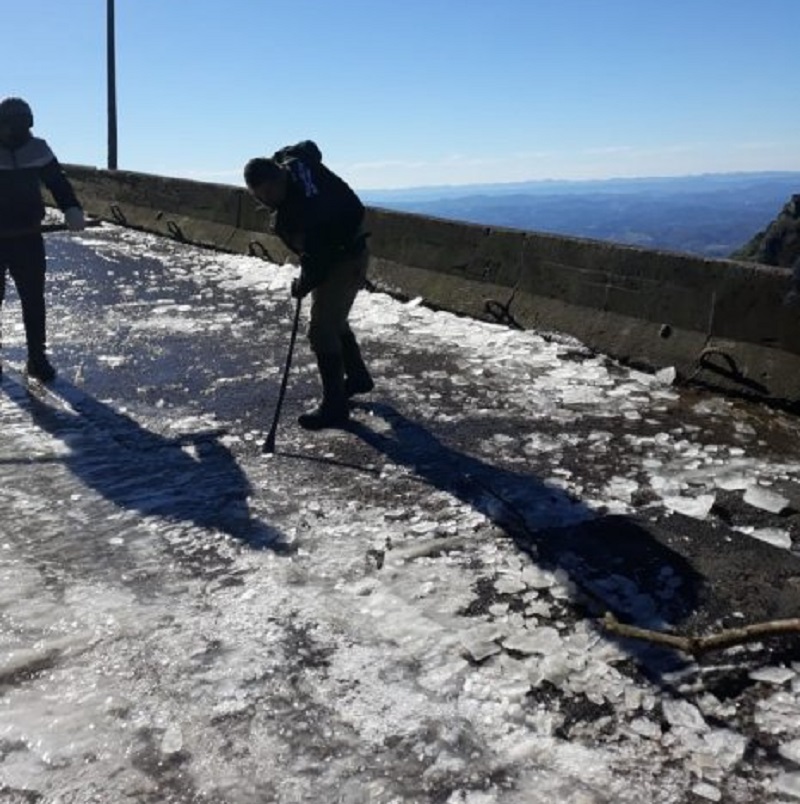 homem retira com pá gelo na pista da serra do rio do rastro - Congelamento da pista fecha tráfego na Serra do Rio do Rastro