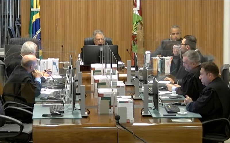 juízes sentados em volta de mesa na sessão de cassação de vereadores em São José