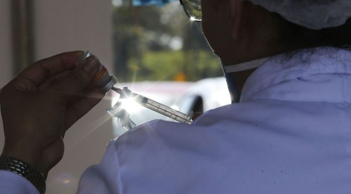 profissionais de saúde retira dose de ampola - Novos lotes de vacina chegam em SC nesta quinta