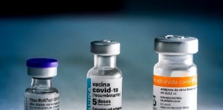 Três frascos de imunizantes lado a lado, o governo reforç que a população não faça distinção das vacinas disponíveis