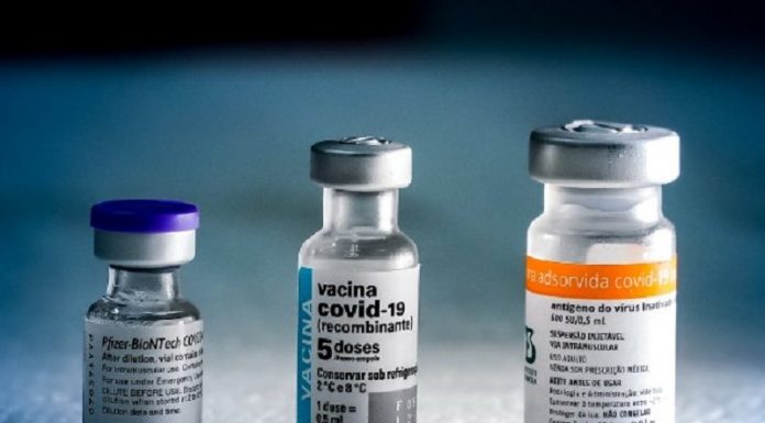 Três frascos de imunizantes lado a lado, o governo reforç que a população não faça distinção das vacinas disponíveis