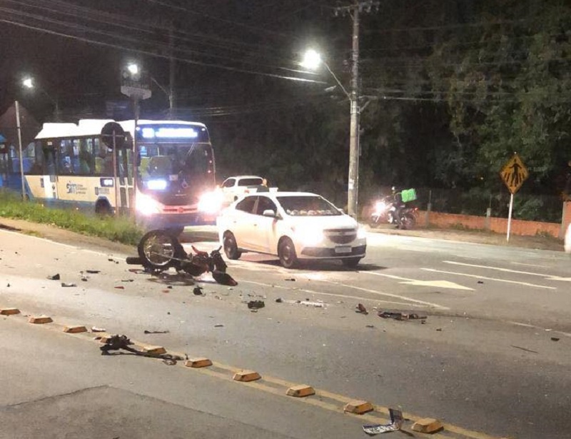 moto destruída caída sobre pista da sc-404 após acidente que matou sambista diretor da bateria da copa lord, paulo ricado, em florianópolis