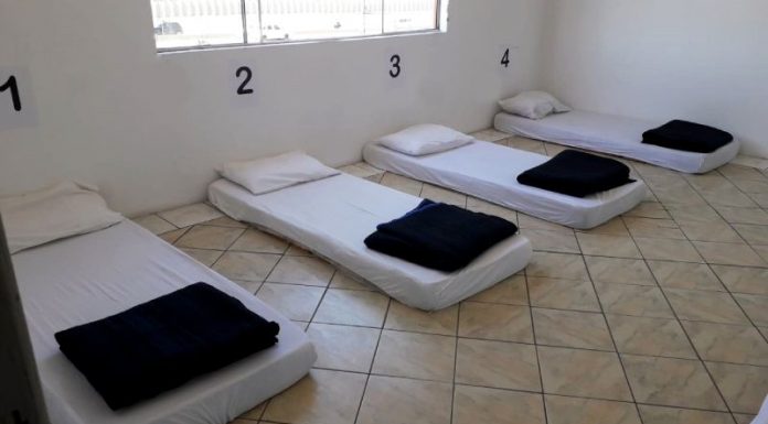 Cidades ampliam acolhimento de pessoas em situação de rua durante onda de frio intensa em SC Cidades preparam acolhimento durante onda de frio intensa em SC na semana - quatro colchões no chão arrumados com travesseiros e cobertores