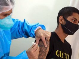 Preefituras aplicaram mais de 5 milhões de doses de vacinas em SC - homem recebe vacina no braço
