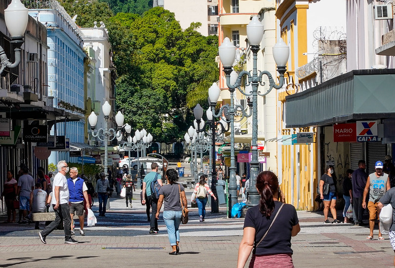 pessoas andando no centro de florianópolis - decreto suspende restrições de horários em SC