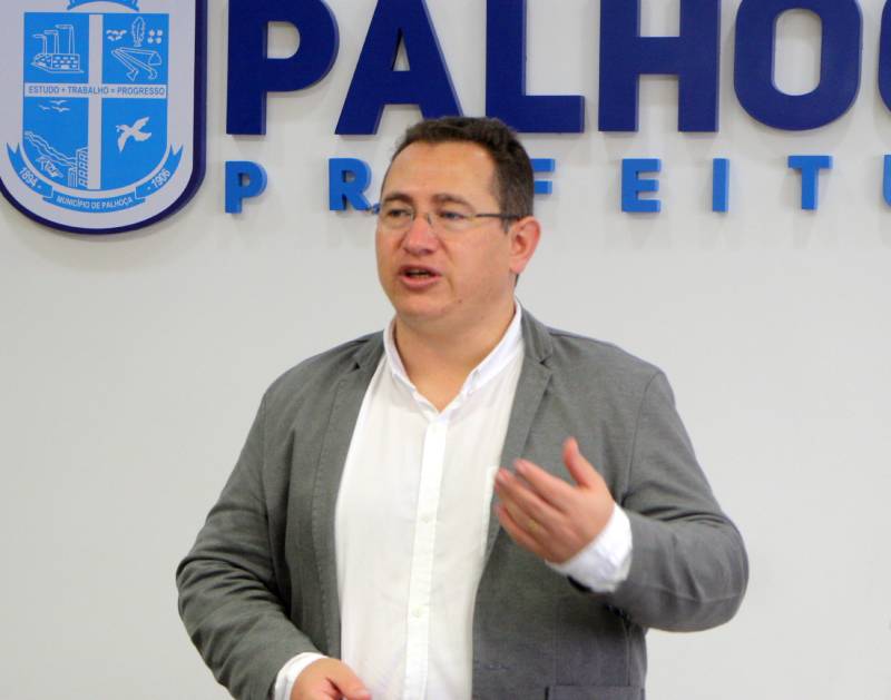 eduardo freccia prefeito de palhoça fala gesticulando