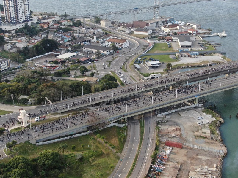 Funcionários públicos protestam contra reforma da previdência de SC - foto área do grupo em passeata nas pontes de florianópolis