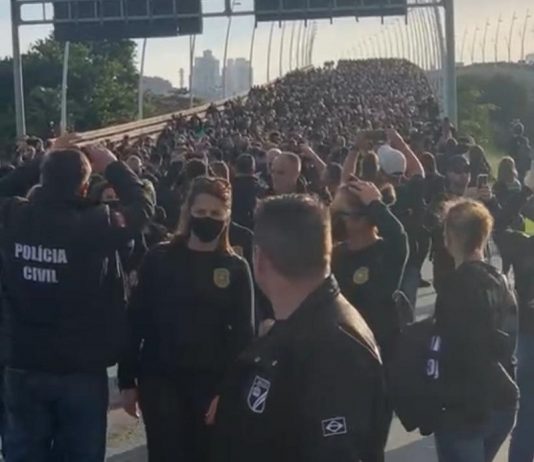 Funcionários públicos protestam contra reforma da previdência de SC Funcionários públicos protestam contra reforma da previdência de SC