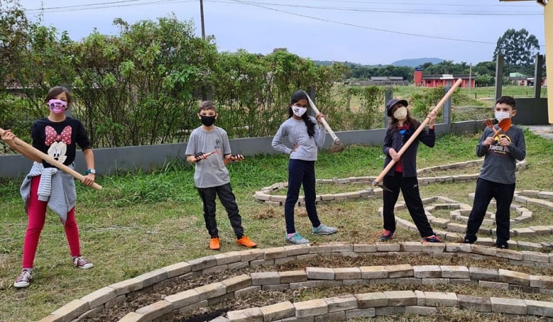 crianças posam para a foto com estacas para compostagem em são josé