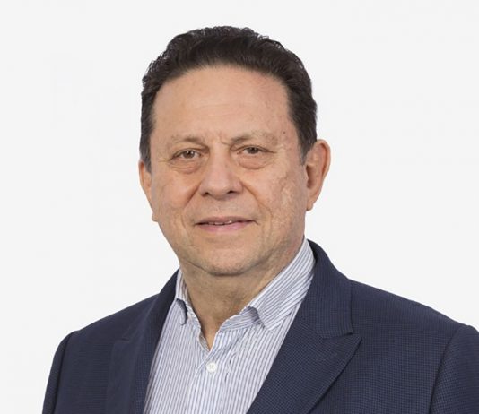 Energia limpa contribui para a retomada da economia homem de paletó azul