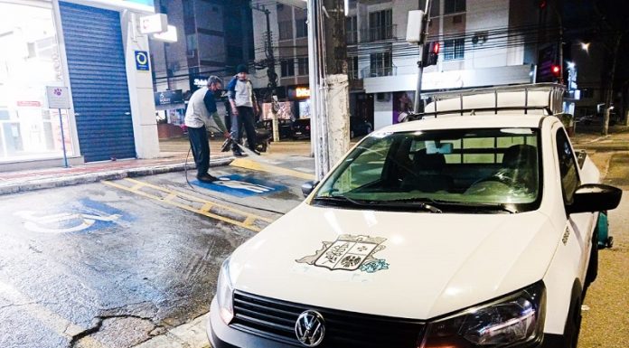 Prefeitura pretende limpar todas as calçadas, principalmente onde dormiram moradores de rua, que muitas vezes deixam os locais sujos - Bruno Haiah/PMSJ/Divulgação/CSC