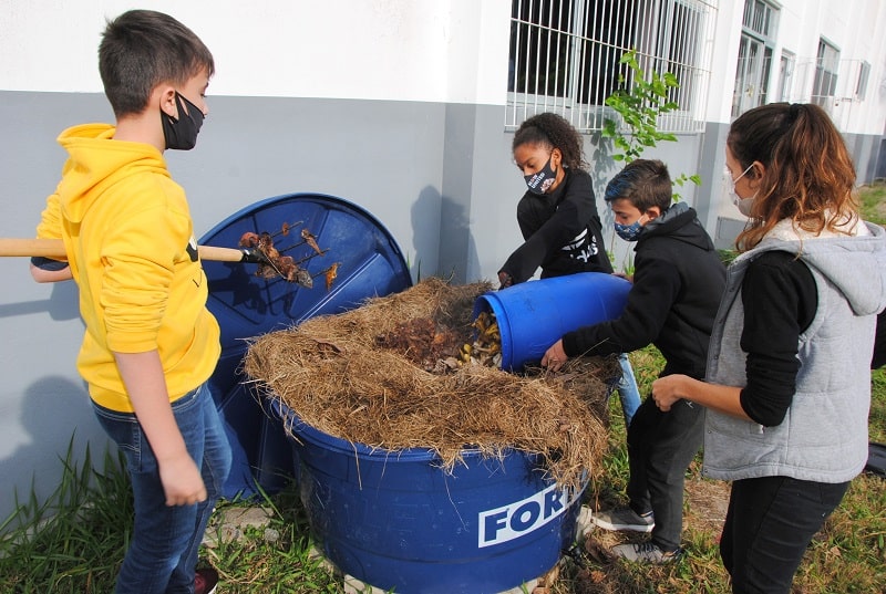 Duas escolas da rede municipal de São José trabalham compostagem