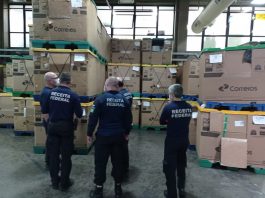 Receita Federal apreende contrabando nos Correios em São José Agentes buscaram por vinhos, celulares e eletrônicos sem a devida regularização fiscal -Receita Federal apreende contrabando nos Correios em São José