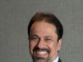 Quais são os passos para uma franquia de sucesso? homem de barba, usando paletó preto, camisa branca e gravada bordô