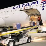 SC recebe mais 157 mil doses da vacina contra a Covid - avião com parte de carga aberta