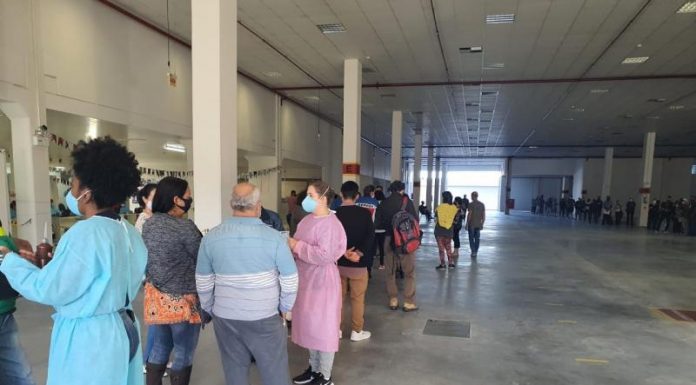 Sábado será de vacinação de segunda dose em São José e Florianópolis - pessoas na fila da vacina sendo orientadas por profissionais de saúde