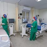 duas enfermeiras arrumam equipamentos ao lado de camas - Santa Catarina está sem fila por leitos de UTI