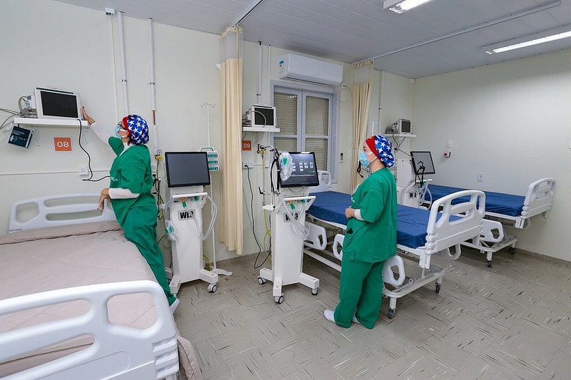 duas enfermeiras arrumam equipamentos ao lado de camas - Santa Catarina está sem fila por leitos de UTI