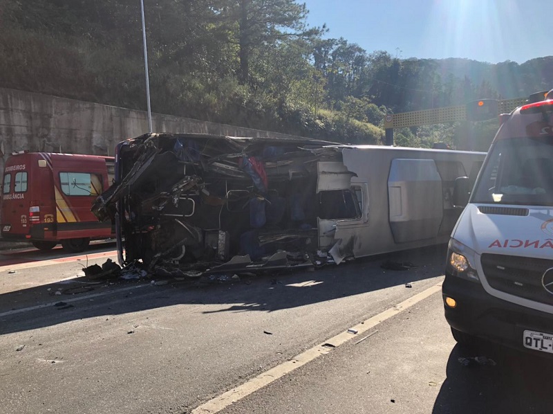 Ônibus com time de futsal do Paraná tomba a caminho de Jaraguá do Sul - ônibus com a frente destruída após o acidente; ambulâncias em volta