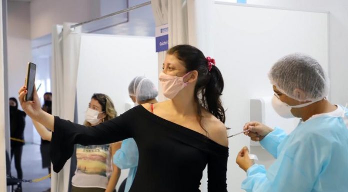 Com antecipação de lote, vacinação é retomada na Grande Florianópolis nesta sexta mulher recebe vacina de covid em florianópolis fazendo selfie