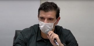 Homem de máscara, pele branca e cabelos pretos segura um microfone. A prefeitura de São José apresentou nesta semana a LDO para 2022