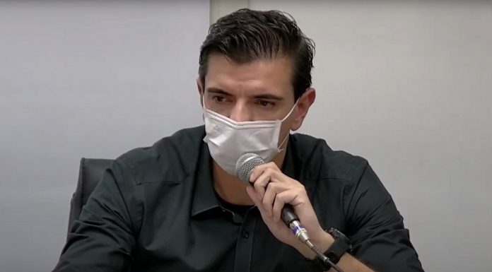 Homem de máscara, pele branca e cabelos pretos segura um microfone. A prefeitura de São José apresentou nesta semana a LDO para 2022