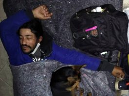 Moradores de rua são acolhidos em hotel e abrigos em Florianópolis homem dorme com cachorro em cama no chão - Moradores de rua são acolhidos em hotel em Florianópolis