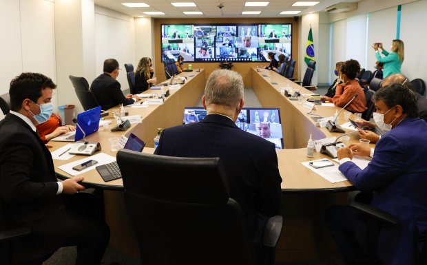 Aceleração na entrega de vacinas é debatida entre governadores e ministro da Saúde