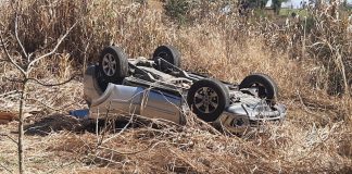 carro capotado em área de várzea - Deputado estadual e motorista sofrem acidente na BR-282 e são levados ao hospital