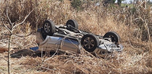 Deputado estadual e motorista sofrem acidente na BR-282 e são levados ao hospital carro capotado em área de várzea - Deputado estadual e motorista sofrem acidente na BR-282 e são levados ao hospital