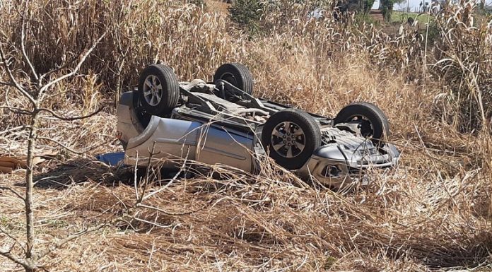 carro capotado em área de várzea - Deputado estadual e motorista sofrem acidente na BR-282 e são levados ao hospital