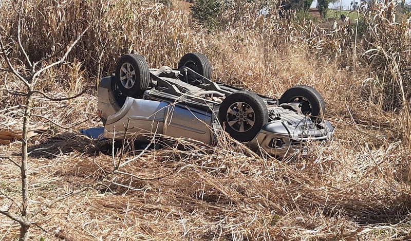 carro capotado em área de várzea - Deputado estadual e motorista sofrem acidente na BR-282 e são levados ao hospital