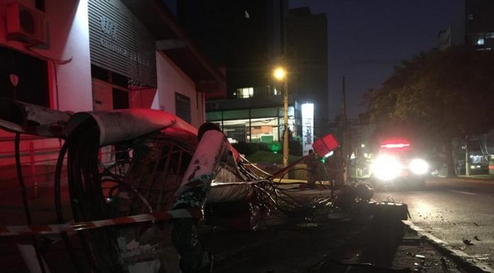 Acidente com carro de luxo deixou parte do Centro de Florianópolis sem luz