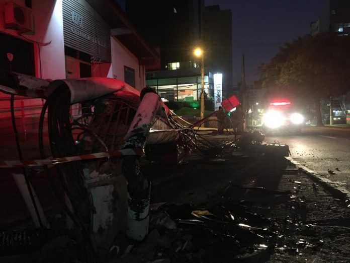 Acidente com carro de luxo deixou parte do Centro de Florianópolis sem luz