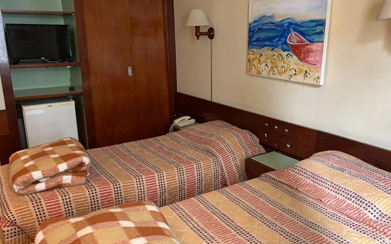 quarto de hotel com duas camas arrumadas para acolhimento de pessoas em situação de rua diante da previsão de frio