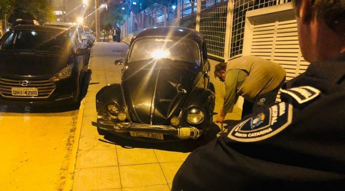 Vídeo mostra atropelamento de motoboy em Florianópolis Parte de um guarda municipal aparece na foto de costas olhando para um fusca preto, que está ao centro da imagem em uma calçado. O veículo atropelou um motoboy em Florianópolis, no Itacorubi.