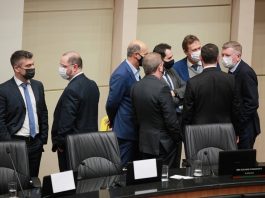 deputados em pé e usando máscara em rodas de convesar sobre a previdência estadual dos servidores de sc