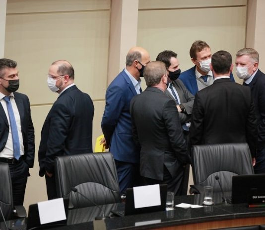 deputados em pé e usando máscara em rodas de convesar sobre a previdência estadual dos servidores de sc