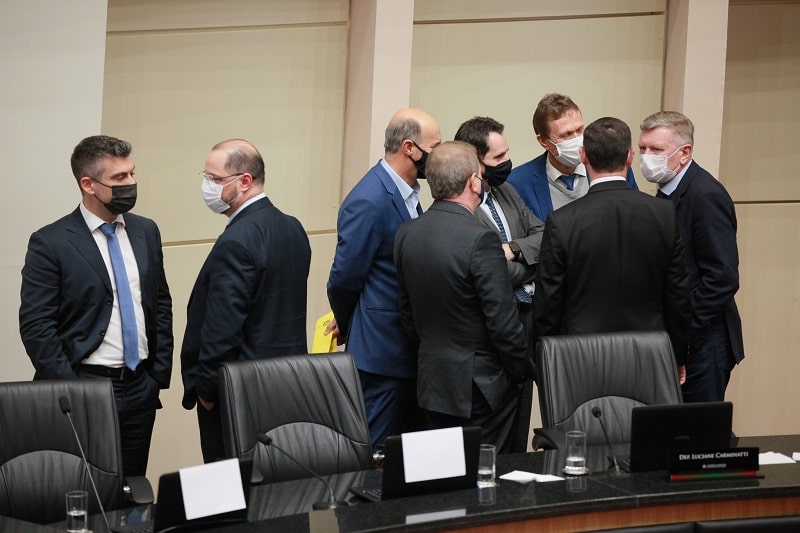 deputados em pé e usando máscara em rodas de convesar sobre a previdência estadual dos servidores de sc