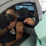 homem é vacinado dentro do carro - biguaçu vacina público de 40 anos contra covid