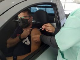 homem é vacinado dentro do carro - biguaçu vacina público de 40 anos contra covid