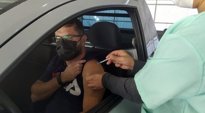 homem é vacinado dentro do carro - biguaçu vacina público de 40 anos contra covid