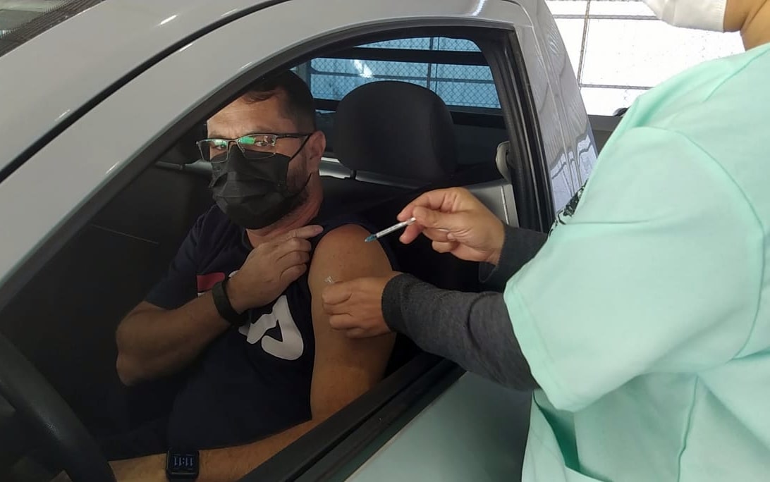homem é vacinado dentro do carro - biguaçu vacina público de 40 anos contra covid