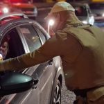 policial faz teste de bafômetro em blitz da lei seca "avisada" na ponte colombo salles para flagras condutores embriagados